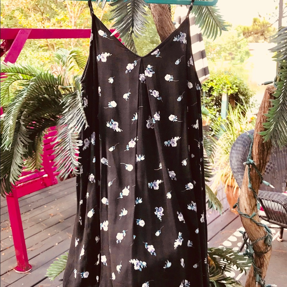 SIMPLE BLACK LINED GARDEN FLORAL SUN DRESS